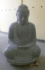Sitzender japanischer Buddha aus Riverstone in Dhyana-Stellung - Geste der Meditation, H. 123cm 